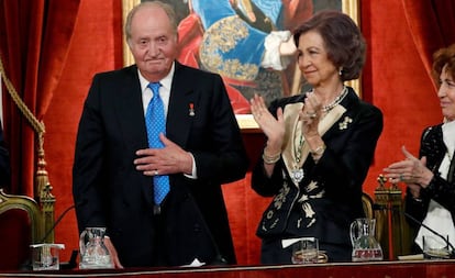 El rey Juan Carlos junto a la reina Sofía, el lunes.