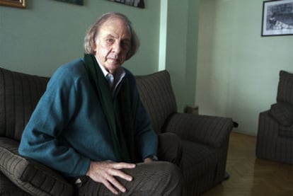 Menotti posa para la entrevista en su despacho de Buenos Aires.