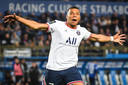 Kylian Mbappé celebrates a goal by PSG against Strasbourg.