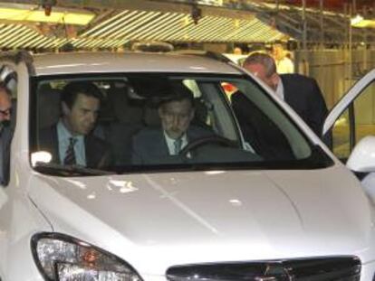 El presidente del Gobierno, Mariano Rajoy, junto al ministro de Industria, Turismo y Comercio, José Manuel Soria (i), en el interior de un Opel Mokka. EFE/Archivo