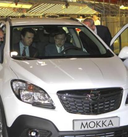 El presidente del Gobierno, Mariano Rajoy, junto al ministro de Industria, Turismo y Comercio, José Manuel Soria (i), en el interior de un Opel Mokka. EFE/Archivo