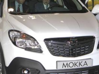 El presidente del Gobierno, Mariano Rajoy, junto al ministro de Industria, Turismo y Comercio, José Manuel Soria (i), en el interior de un Opel Mokka. EFE/Archivo