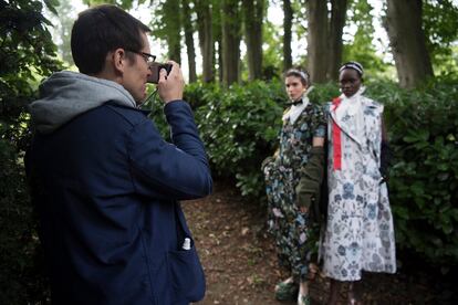 Erdem fotografió su propio desfile, celebrado en Epping Forest (Essex) sin invitados