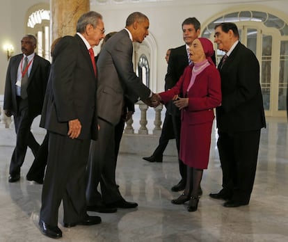 Barack Obama saluda a la bailarina Alicia Alonso antes de su discurso. 