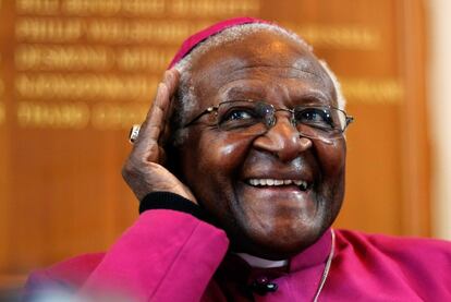 Desmond Tutu atiende a la prensa en Ciudad del Cabo, en 2010.