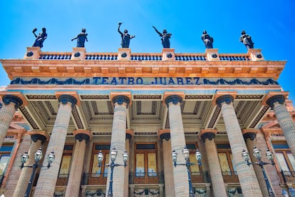 El Teatro Juárez de Guanajuato, coronado por las musas del arte.