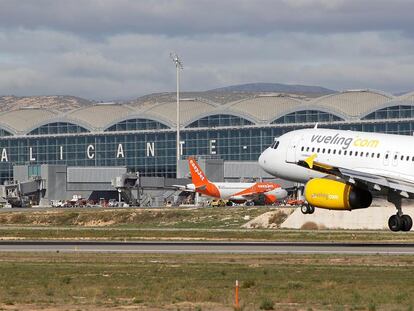 Aviones en el aeropuerto de Alicante, en una imagen de archivo.