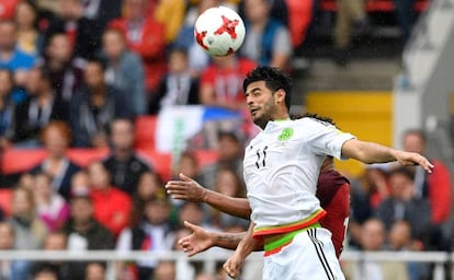 Vela le gana el balón a Eliseu