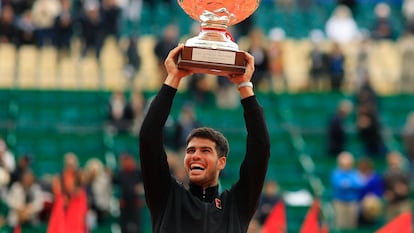 Carlos Alcaraz posa con el trofeo de campeón en Montecarlo.