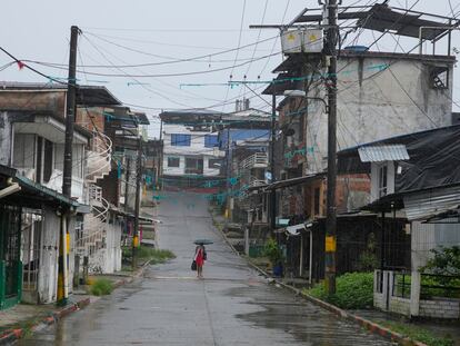 Una mujer camina por las calles de Buenaventura, Colombia