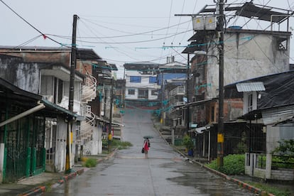 Una mujer camina por las calles de Buenaventura, Colombia