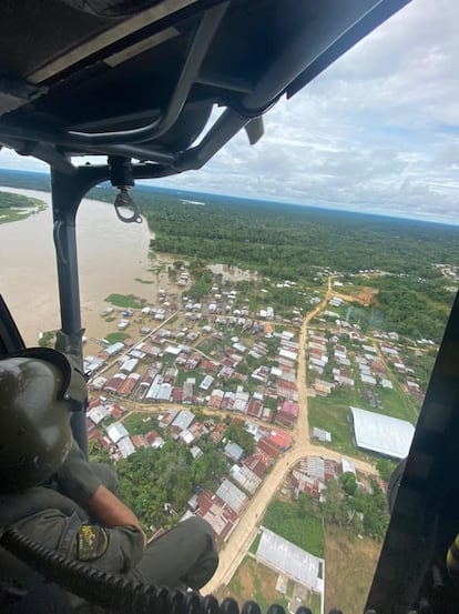 Un equipo de búsqueda sobrevuela el río Javarí, en el estado brasileño de Arce, el 7 de junio de 2022. 