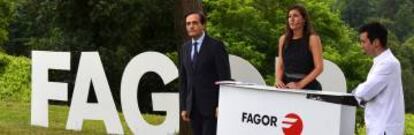 Jorge Parlad&eacute;, a la izquierda, en un acto promocional de Fagor CNA.