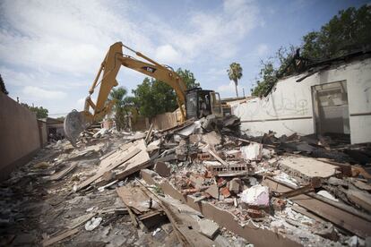 Una excavadora recoge los escombros de las casas abandonadas en Allende.