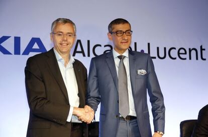 Michel Combes y Rajeev Suri, m&aacute;ximos reponsables de Alcatel-Lucent y Nokia, respectivamente, en la presentaci&oacute;n del acuerdo de fusi&oacute;n.