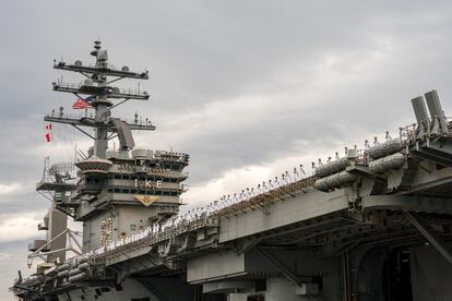 El portaviones USS Dwight D. Eisenhower que EE U ha movilizado al Mar Rojo.