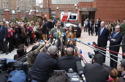 Los Príncipes de Asturias atienden a los medios de comunicación reunidos en los exteriores de la clínica La Milagrosa, donde está siendo intervenido el rey Juan Carlos.