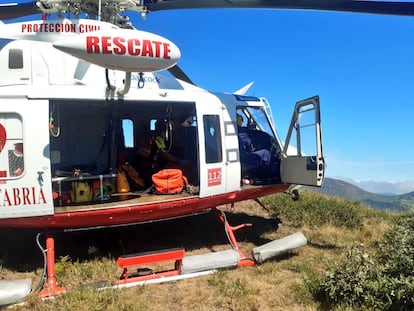 Helicóptero de rescate del Gobierno de Cantabria este sábado en el collado de Carcajal.