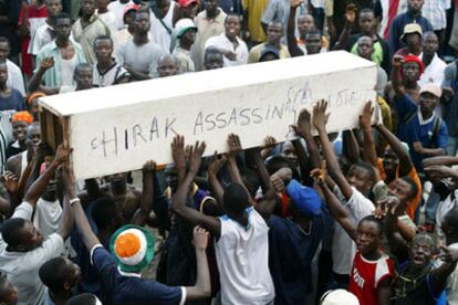 Un numeroso grupo de manifestantes protesta ante la base francesa en Abiyán contra la política de Chirac en el país.