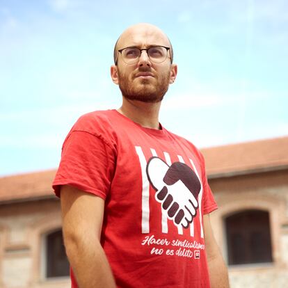 Andrés Cabrera, periodista y escritor, fotografiado en el complejo cultural Matadero en Madrid.