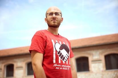 Andrés Cabrera, periodista y escritor, fotografiado en el complejo cultural Matadero en Madrid.