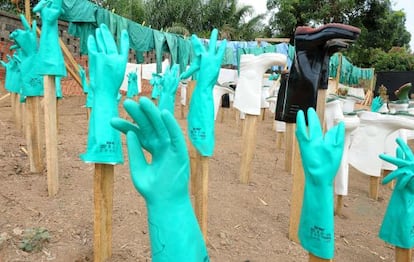 Guantes y botas utilizados por el personal médico se secan al sol en un centro de víctimas de Ébola en Guekedou.