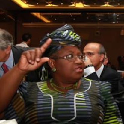 El sudafricano Trevor Manuel (d), ministro de la Presidencia de su país, asiste hoy, viernes 4 de junio de 2010, junto a la directora-gerente del Banco Mundial, la nigeriana Ngozi Okonjo-Iweala (i), a la Reunión de Ministros de Finanzas y Gobernadores de Bancos Centrales del G20 en Busan (Corea del Sur).