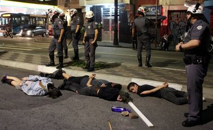 Las autoridades volvieron a poner, por segundo día consecutivo, un cordón para impedir el paso del grupo hasta la sede de la Federación de Industrias del Estado de Sao Paulo. La Policía Militar confirmó la detención de al menos cuatro manifestantes. Los simpatizantes de Rousseff lanzaron palos y piedras contra la policía, que respondió con gas pimienta y más tarde con gas lacrimógeno.