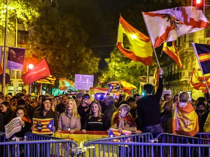Concentración en contra de la amnistía celebrada este lunes cerca de la sede del PSOE en Ferraz, Madrid.