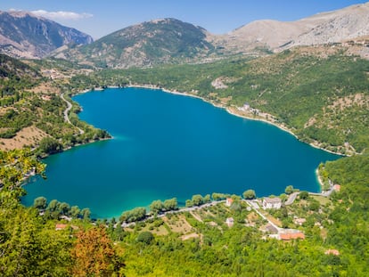 El lago de Scanno, con forma de corazón.