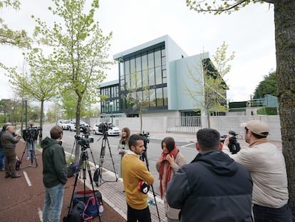 Medios de comunicación frente a la clínica Eduardo Anitua donde ha acudido el rey emérito, este lunes en Vitoria.