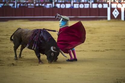 El diestro Enrique Ponce durante la faena de su primer toro.