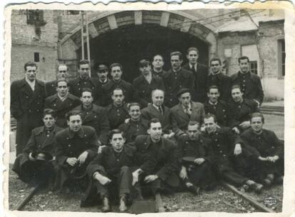 Los trabajadores del suburbano han visto cambiar sus ropajes varias veces desde su inauguración en 1919. Aquí puede verse el uniforme masculino en el año 1951.