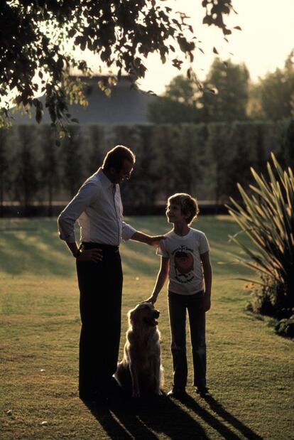 El rey Juan Carlos conversa con su hijo, el príncipe Felipe, en 1977.