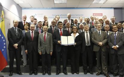 Firma del acuerdo para la Alianza para la Movilidad Académica Iberoamericana entre la SEGIB y el banco Santander.