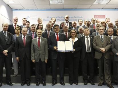 Firma del acuerdo para la Alianza para la Movilidad Acad&eacute;mica Iberoamericana entre la SEGIB y el banco Santander.