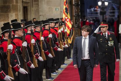 Dimarts es va celebrar la presa de possessió de Carles Puigdemont. L'acte va generar polèmica, ja que, per primera vegada, en el moment del jurament no es van mencionar ni el Rei ni la Constitució.