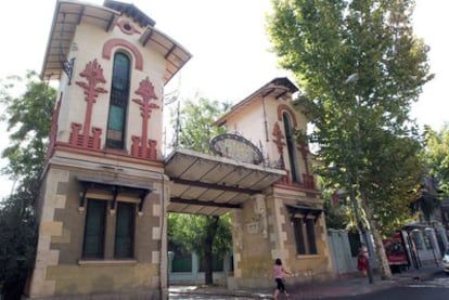 Decoración de ladrillo, cerámica y rejería en la entrada de la Colonia de la Prensa.