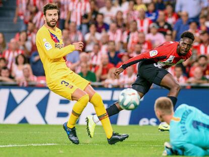 El portero del Barcelona, Ter Stegen, atrapa el remate del delantero Iñaki Williams.