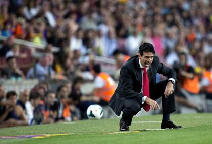 El entrenador del Sevilla, Unai Emery, observa el duelo desde la banda.
