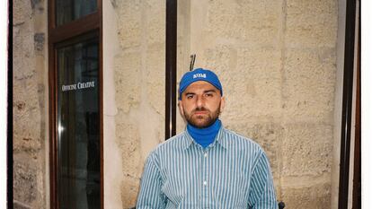 Beka Gvishiani, fundador de Style Not Com, posa para ICON en París en enero de 2024 con su inconfundible gorra azul.