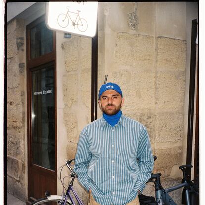 Beka Gvishiani, fundador de Style Not Com, posa para ICON en París en enero de 2024 con su inconfundible gorra azul.