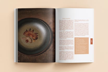 Imagen del libro 'Casquera' (Montagud Editores), del chef Javi Estvez, con la receta de la cresta de gallo con gamba. Las fotografas del libro han sido realizadas por Mikel Ponce.