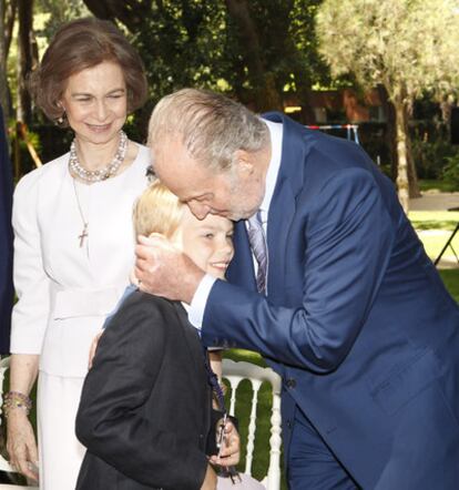 Los Reyes de España, don Juan Carlos y doña Sofía, felicitan a su nieto Miguel Urdangarín por su primera comunión.