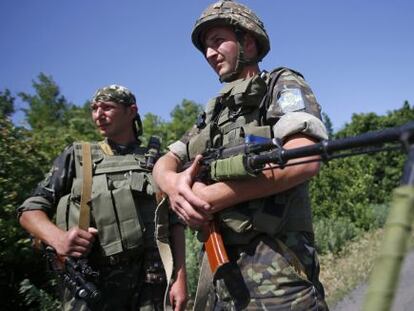 Ucranios uniformados vigilan un puesto de control en Donetsk.