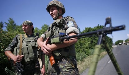 Ucranios uniformados vigilan un puesto de control en Donetsk.