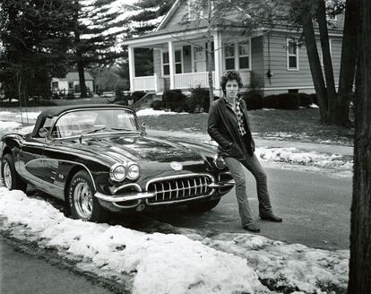 La leyenda comenzó su carrera musical en los sesenta en grupos como Dr.Zoom & the Sonic Boom o Steel Mill. Su primer álbum de estudio se publicó en 1972, 'Greetings from Asbury Park'. Su popularidad se consolidó con su tercer álbum. 'Born to run' (1984) vendió 15 millones de copias en EE UU. Springsteen compró este Chevrolet Corvette en 1978 para celebrar el éxito del disco.