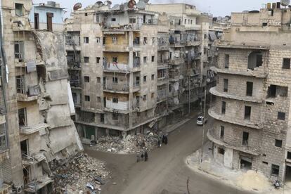 Gente caminando entre edificios dañados en el distrito de al-Shaar de Alepo, Siria.