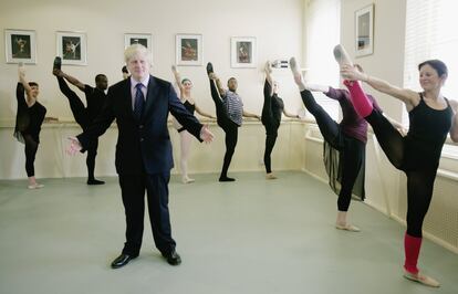 Boris Johnson posa com estudantes de balé em Londres em 21 de abril de 2008. O então candidato da Prefeitura de Londres se reuniu com instrutores e alunos em uma escola de balé que alegou ser perseguida pela polícia.