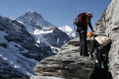 A punto de culminar la via ferrata al Rotstock, con la cara norte de la Jungfrau de fondo